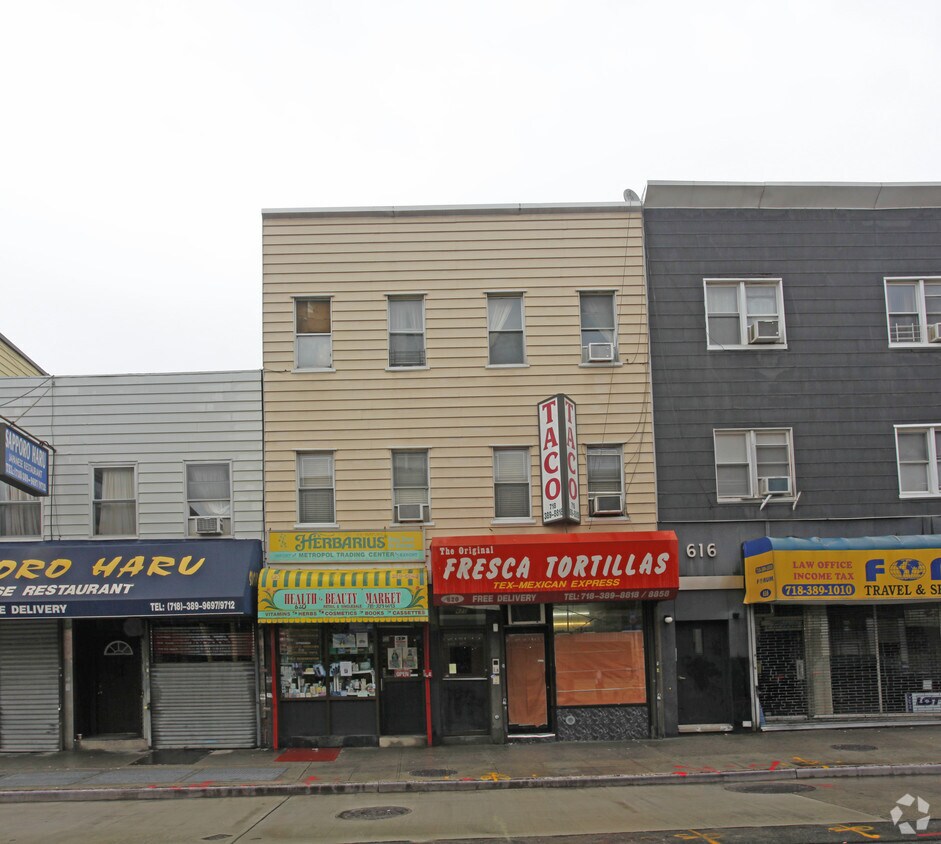 Foto del edificio - 620 Manhattan Ave