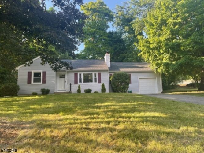 Primary Photo - 9 E Elizabeth Dr