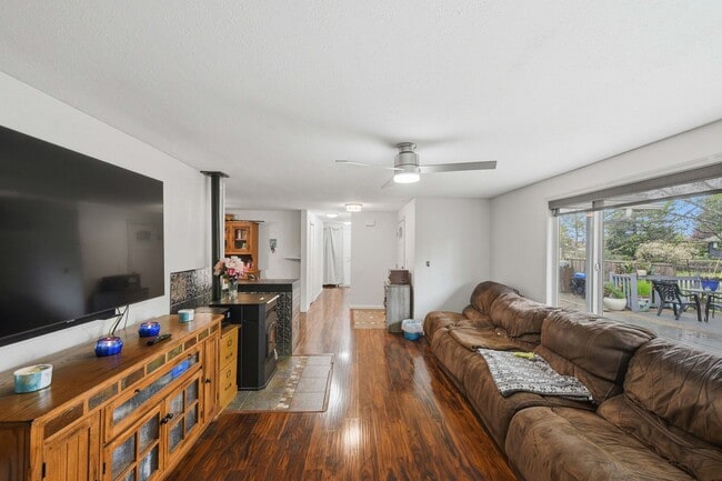Building Photo - 3 Bedroom, 2 Bathroom Home with Plenty of Space