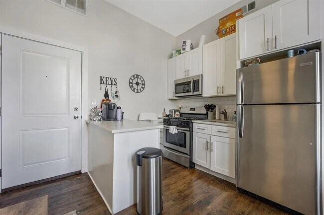Foto del edificio - 2362 N Clybourn Ave