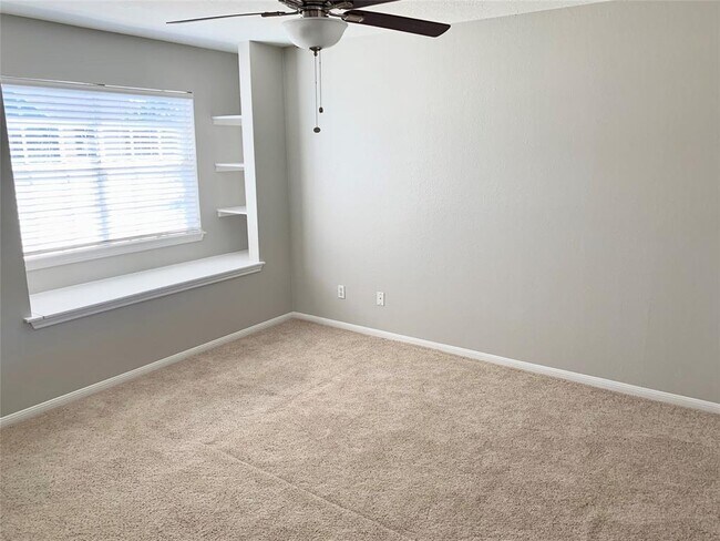 Building Photo - 2323 Fairwind Dr