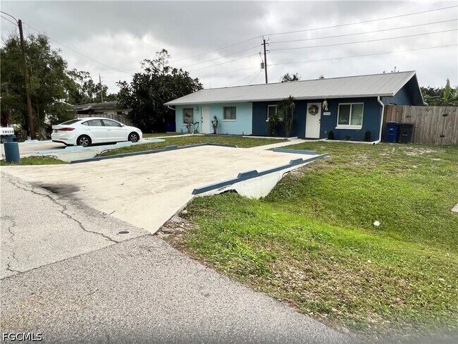 Foto del edificio - 19113-19115 Holly Rd