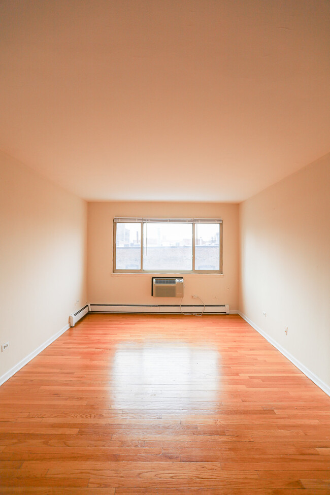 Building Photo - 1055 W Catalpa Ave