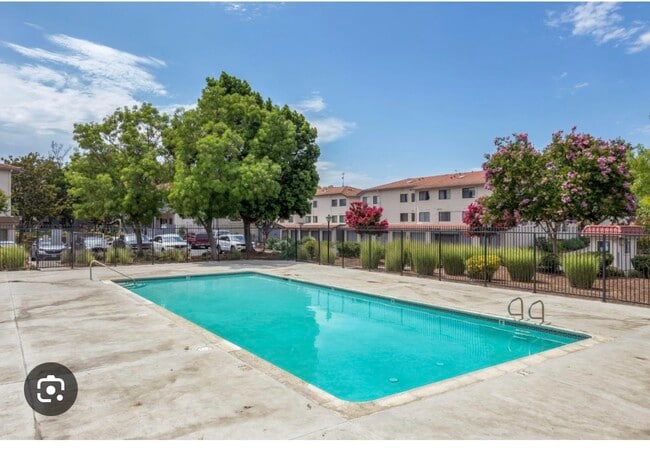 Building Photo - 3231 Kenhill Dr