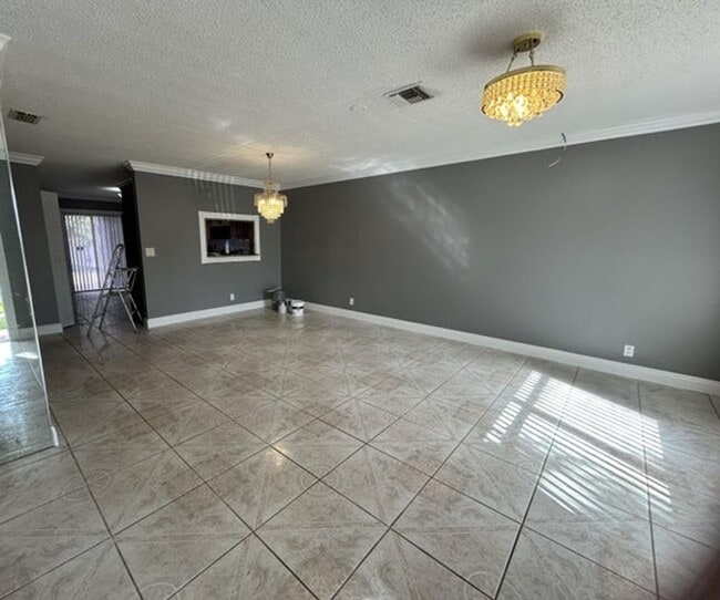 Foto del edificio - 7347 Pinedale Dr