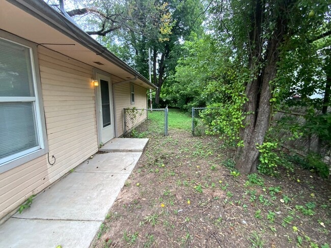 Building Photo - 2 bedroom 1 bath