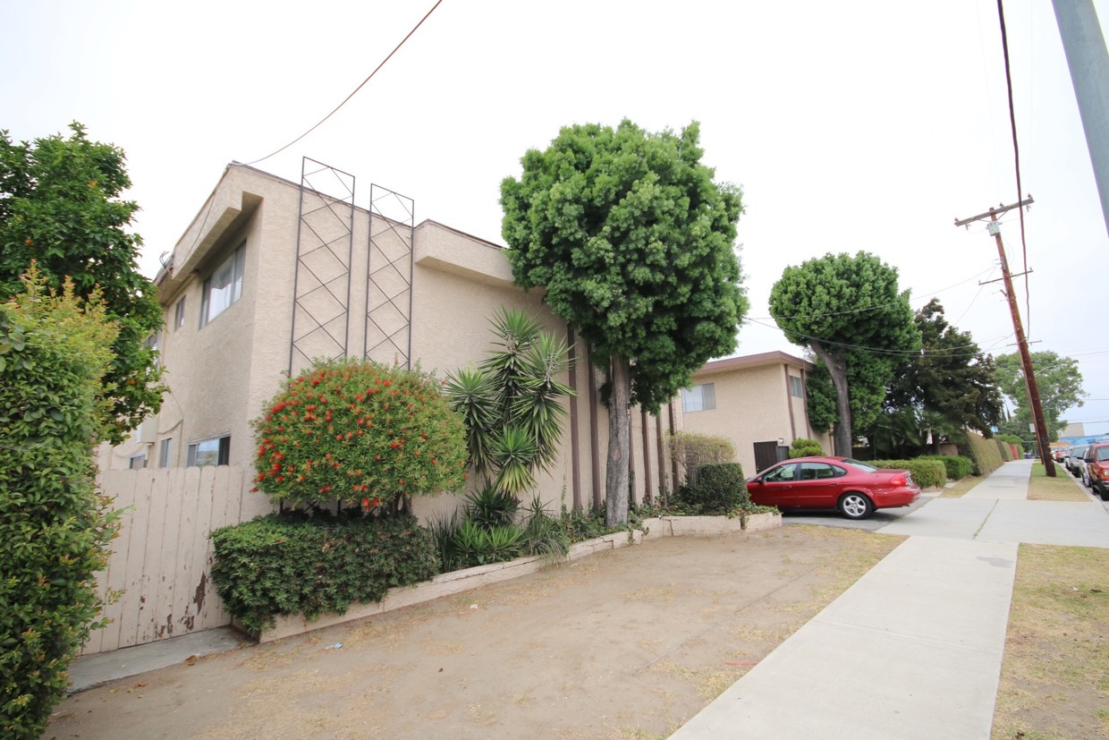 Primary Photo - 20329-20335 Denker Ave