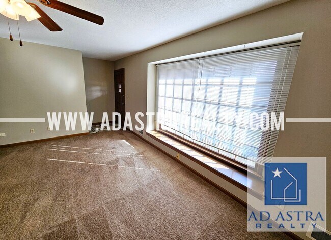 Foto del edificio - Spacious Duplex in Independence-Available ...