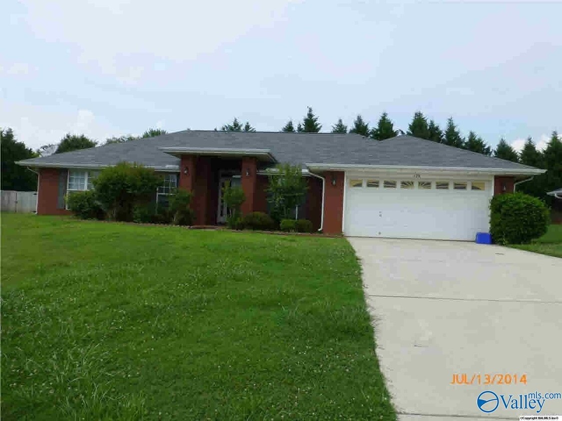 Foto principal - 128 Clover Ridge Dr