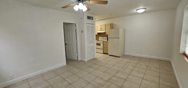 Foto del edificio - 9614 NW 5th Ave