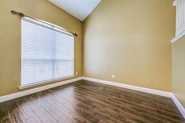 Building Photo - Gorgeous Home located near the Lake