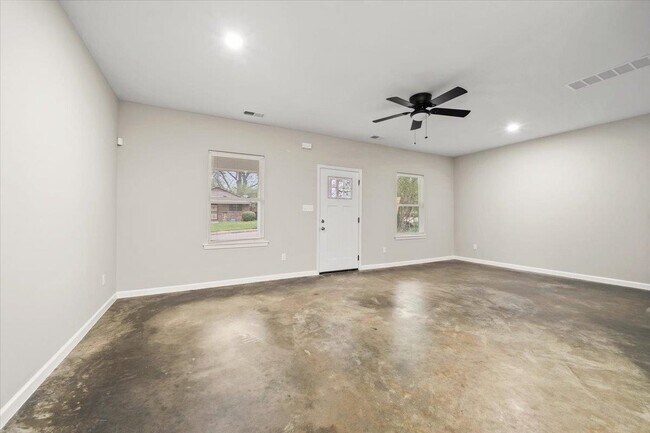 Building Photo - 2845 Yale Ave