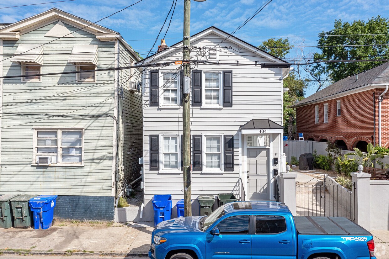 Building Photo - 404 Race St