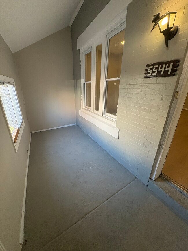 Foto del edificio - 5544 W Jefferson St