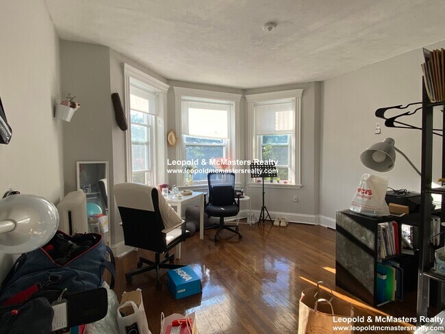 Building Photo - 368 Riverway