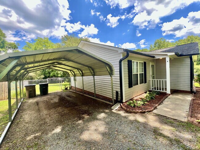 Foto del edificio - CONVENIENT LOCATION with fenced back yard