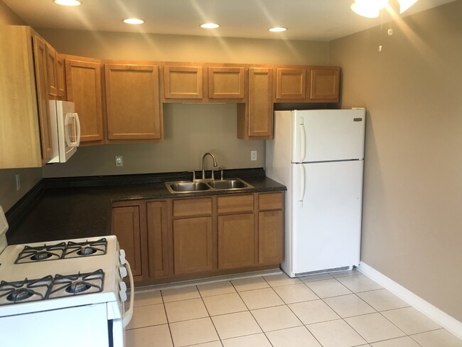 Building Photo - 1 E Hickory Dr