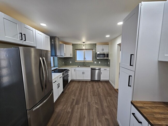 Building Photo - Newly Remodeled 2 Bed 1 Bath Home with 2 Car Garage