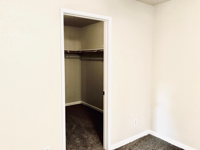 Spacious Large Walk-In Master Closet - 1190 S Winery Ave