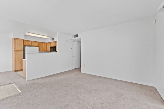 Building Photo - Beautiful 2 Bedroom Condo with Community P...