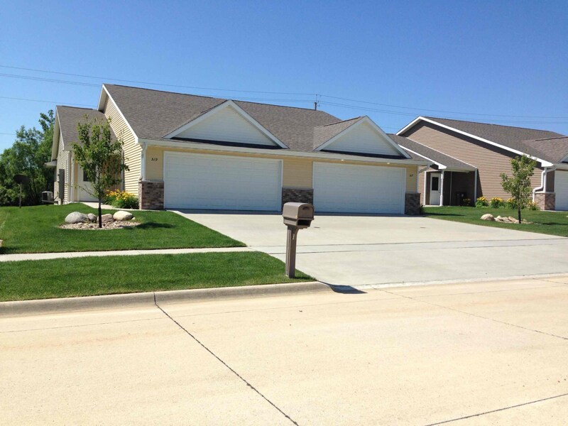 Primary Photo - 519 Spruce Hills Dr