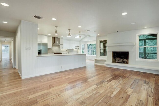 Foto del edificio - 2303 Fortune Dr