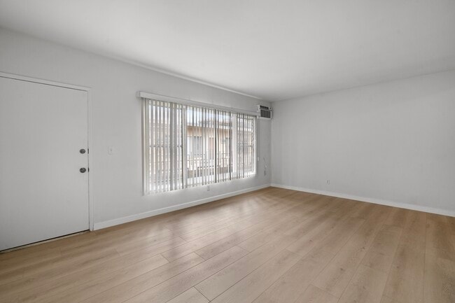 Foto del edificio - 147 N Lapeer Dr