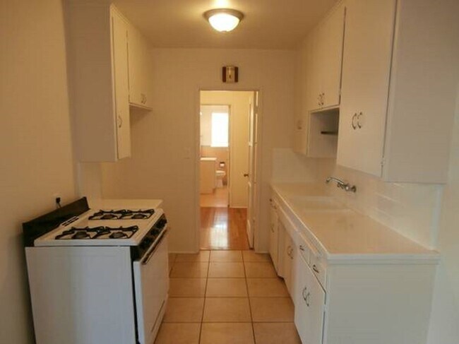 Building Photo - 1025 N San Vicente Blvd