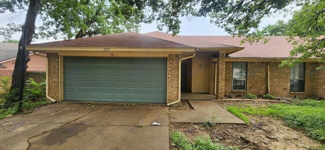 Building Photo - 2204 Oak Hill Dr