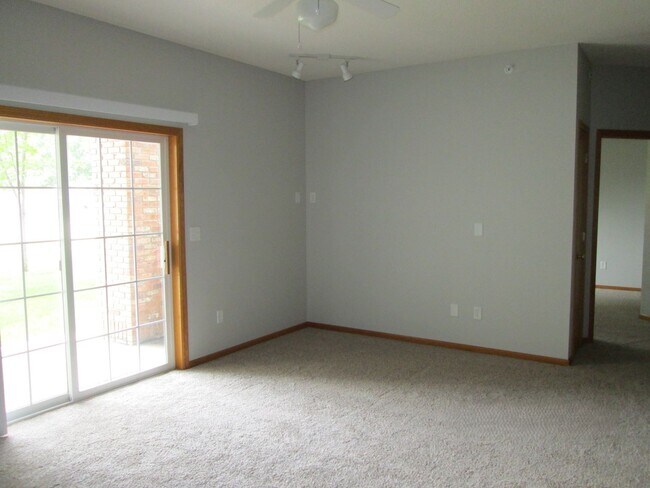 Building Photo - 2 bedroom, 1 bath condo in SE Iowa City