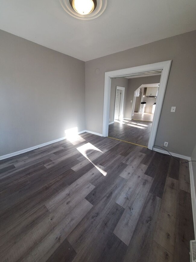 Building Photo - 3 Bedroom Single Family