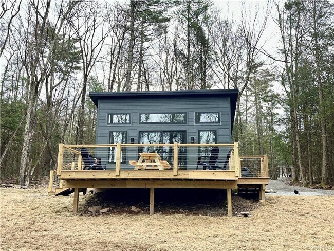 Foto del edificio - 197 Lake Ridge Rd
