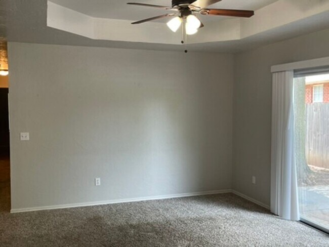 Building Photo - 405 S Greengate Dr