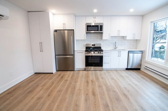 Building Photo - 142 Young St