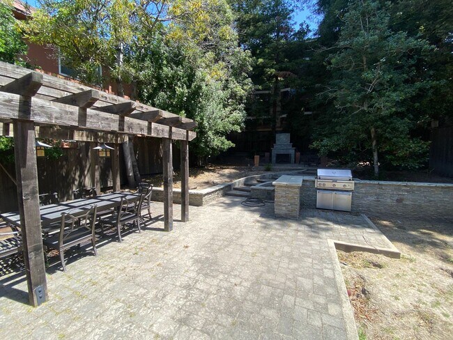 Foto del edificio - Advent - Four Bedroom Home W/ Incredibly L...