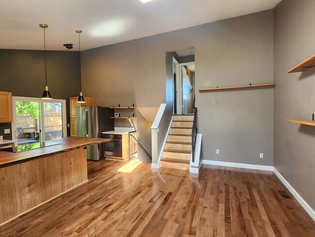 Building Photo - Stunning 3 Bed Home With Large Backyard an...