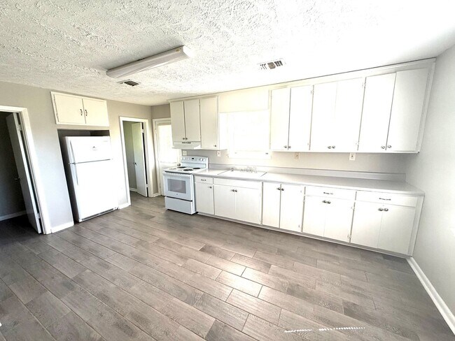 Foto del edificio - ** 2 Bed 1 Bath located in Ramer** Call 33...