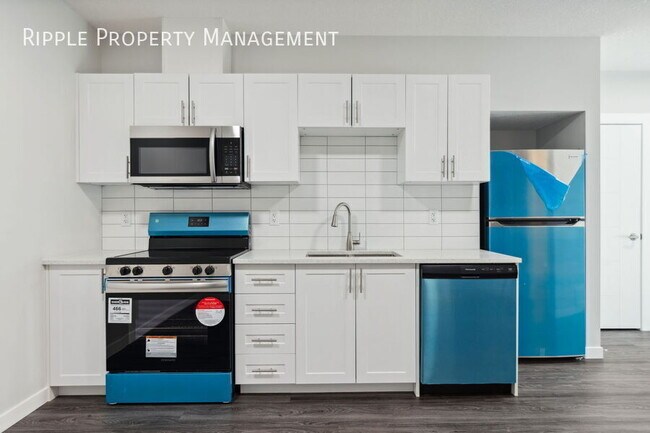 Building Photo - BRAND NEW NEVER LIVED IN MODERN 1 BED+DEN/ 1 BATH LOWER LEVEL ONLY!