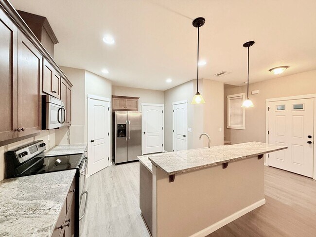 Foto del edificio - Gorgeous 3 bedroom 2.5 bathroom 2 car garage Home- Evergreen High School