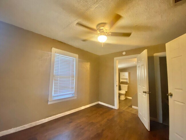 Building Photo - Adorable 1 Bed 1 Bath--Spacious with bonus room