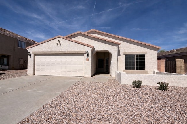 Building Photo - Charming 4 bed 2 bath home in the Ghost Ranch Communtity
