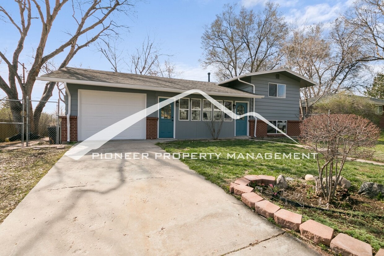 Gorgeous Home with Washer/Dryer and Fenced Yard - Gorgeous Home with Washer/Dryer and Fenced Yard