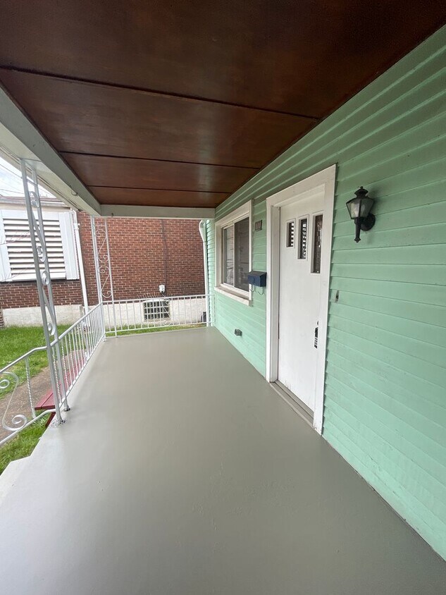 Primary Photo - Renovated 3 bed 1 bath with River views fr...