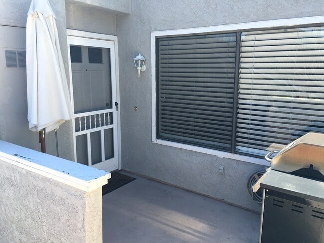 Building Photo - Upstairs end unit 2 bedroom