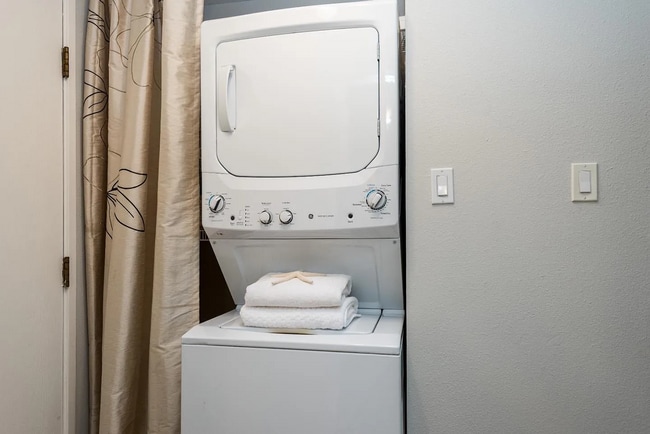 Building Photo - Centrally located one bedroom condo that w...