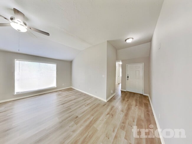 Building Photo - 423 Lazy Ln