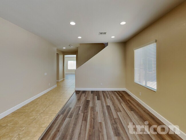 Foto del edificio - 6950 Diver Ave