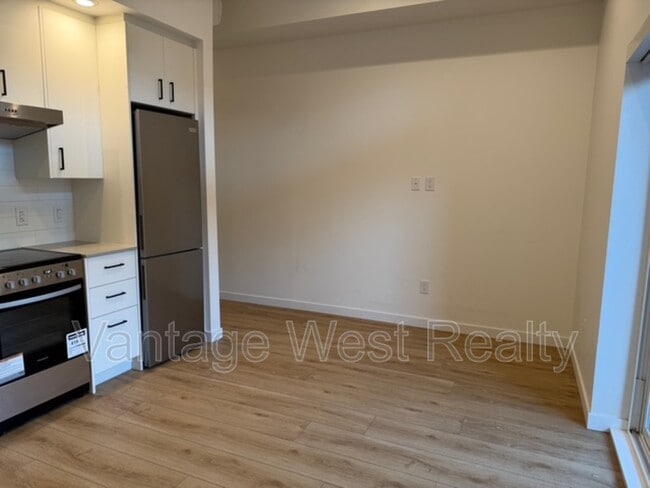 Building Photo - 660-660 Cawston Ave