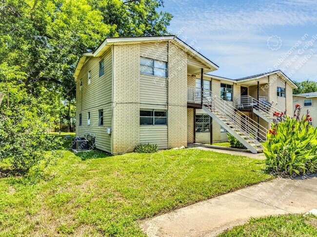 Foto del edificio - 744 Old Martindale Rd