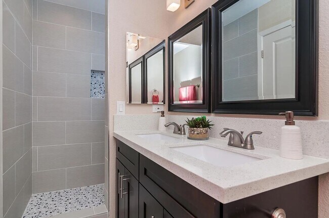 Foto del edificio - 4 Bedrooms and 2.5 baths!  Modern upgrades...